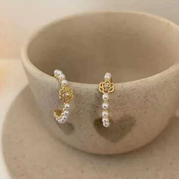 Elegantiški perlų C formos lašo auskarai moterims Auksinė spalva Tuščiaviduriai Kamelijos gėlių kabantys auskarai Paprasti vakarėlių papuošalai