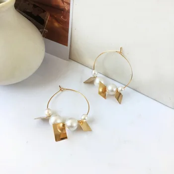 Subtilūs minimalistiniai geometriniai perlų auskarai