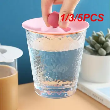1/3/5PCS puodelio dangtelis netoksiškas silikoninis apvalus universalus vandens puodelio dangtelis nuo dulkių kavos puodelis, užsandarintas šaukšto laikikliu
